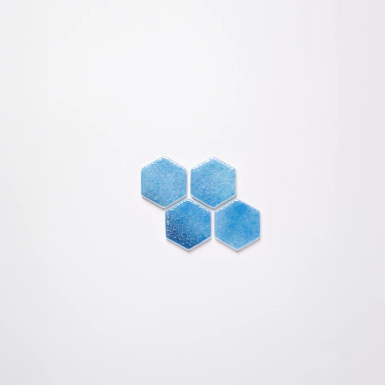 azur_hexa-mosaic-iridescent-collection-ezarri-detalle.jpg