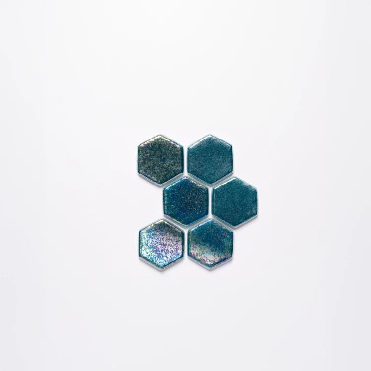 jade-hexa-mosaic-iridescent-collection-ezarri-detalle.jpg