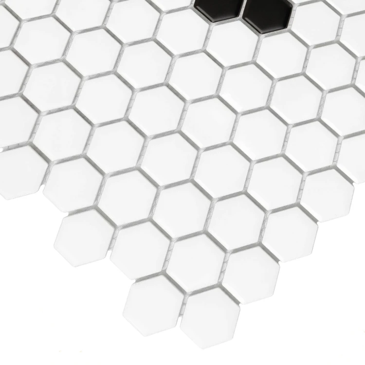 Zbliżenie mozaiki gresowej Mini Hexagon Beetle Black matt.