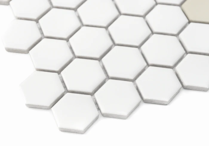 Zbliżenie mozaiki gresowej Mini Hexagon Floret matt.