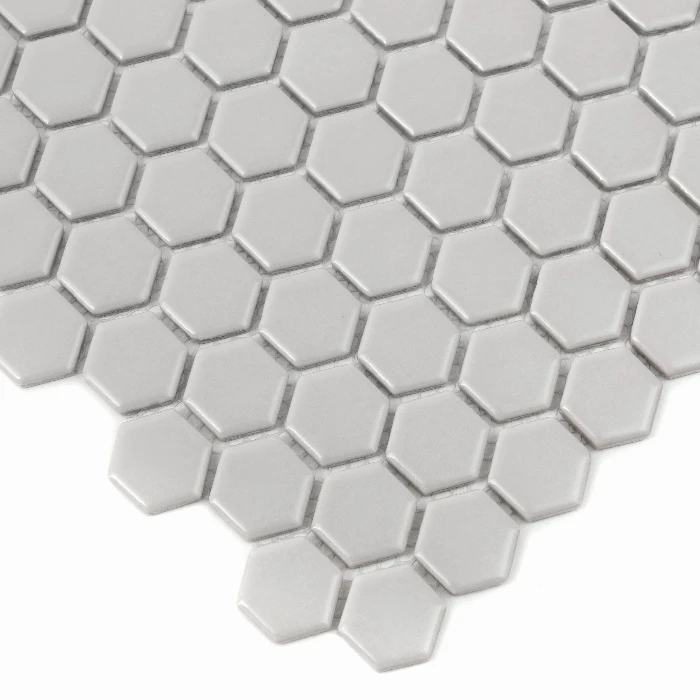 Zbliżenie mozaiki gresowej Mini Hexagon Ash matt.