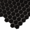 Zbliżenie mozaiki gresowej Mini Hexagon Black matt.