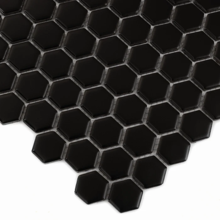 Zbliżenie mozaiki gresowej Mini Hexagon Black matt.