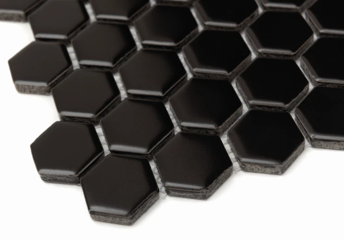 Zbliżenie mozaiki gresowej Mini Hexagon Black matt.
