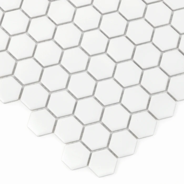 Zbliżenie mozaiki gresowej Mini Hexagon White matt.
