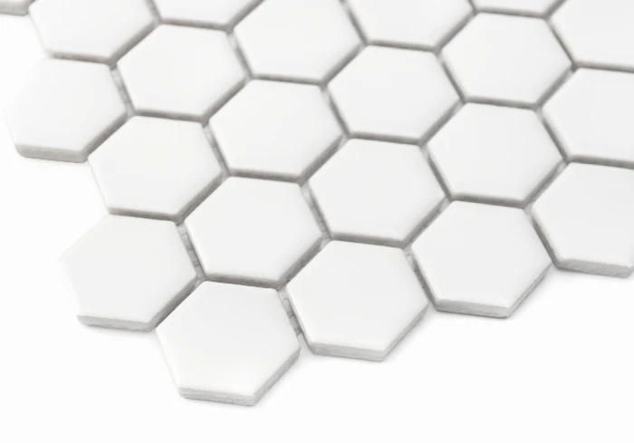 Zbliżenie mozaiki gresowej Mini Hexagon White matt.
