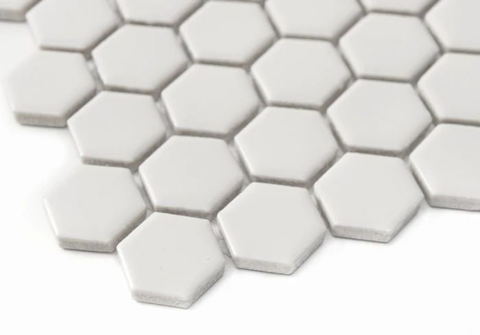 Zbliżenie mozaiki gresowej Mini Hexagon Cotton matt.